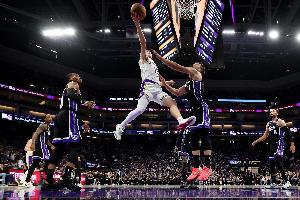 超大号准三双！里夫斯爆砍生涯新高51分&10板9助 22罚凿出梦想