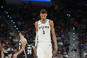 张佳玮：全队快下指望文班抢板推前场 2米3的人当基德威少魔术师?