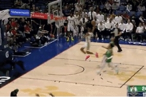 生猛！墨菲抢断反击一条龙 滑翔暴扣打停绿军