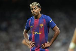 记者：亚马尔的父亲感到很愤怒，他认为亚马尔受到不公正对待