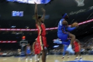 回头望月！亚历山大底线突破 空中漫步拉杆反篮打中轰停鹈鹕