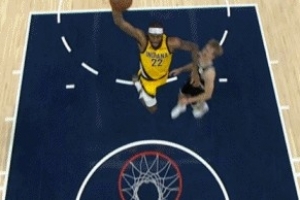 平地起惊雷！以赛亚-杰克逊杀进内线 起飞滑翔单臂暴扣