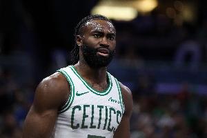 爵士凯尔特人裁判报告：漏吹杰伦-布朗被“滑铲” 错判科塔犯规