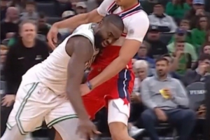 这是AI？发际线粉蹭对手身上！杰伦·布朗：AI的使用已经泛滥了