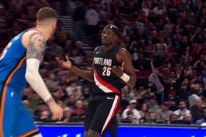 我就是这么强！里斯压哨三分摊手庆祝 杨瀚森起身单手高举！