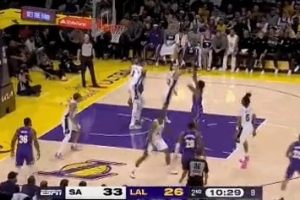 进了就是好球！布朗尼罚球线迎着防守 中投打板命中