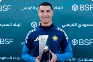 梅开二度助队取胜，C罗赛前领取上轮沙特联最佳进球奖杯