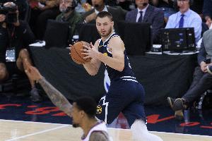 拿手好戏！约基奇四分卫长传助攻布劳恩快下打成2+1