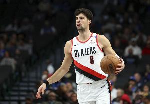 尽力了！阿夫迪亚21中12空砍33分11板8助1帽 正负值+24