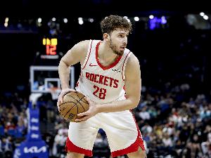 率先发力！申京转身过掉特纳上篮得手 半节4中4贡献8分