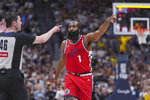 记者：哈登离开火箭后最郁闷一季 本想坐副驾却既要开车又拎行李