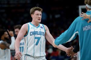 这新秀啥都会啊！4号秀克尼佩尔战湖人上半场砍下13+6+5