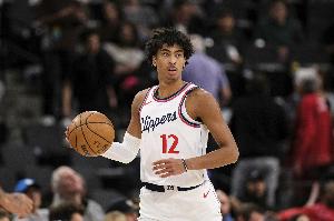 小伙子继续加油！卡梅隆·克里斯蒂先抢断反击送助攻 再命中三分