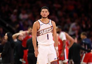 今天当绿叶！布克26分钟13投8中 高效砍下19分3助攻