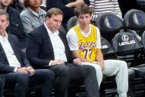 身穿东契奇湖人球衣男孩曾对独行侠老板竖中指 今天又坐其身边