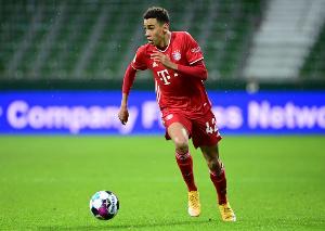 记者：戴维斯与伊藤洋辉预计12月复出，穆西亚拉仍需4至8周恢复