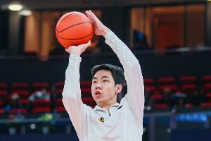 内外开花！朱俊龙半场7中5砍全队最高13分外加5板3助 三分2中1