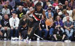 太稳了！霍勒迪同一位置连续命中两记撤步三分球