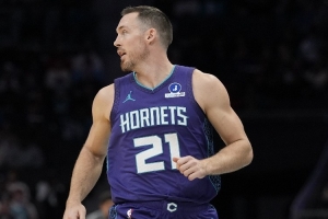 毫不手软！康诺顿面对旧主雄鹿连中三分 帮助黄蜂占据主动