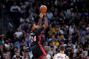 外线火力凶猛！鲍威尔上半场15分钟砍下17分 三分5中4