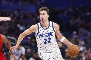 攻防真稳定！小瓦格纳半场13中7砍下17分3板3助2断1帽 次节13分