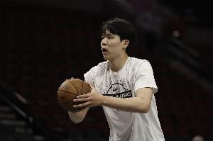 媒体人：球员形象在镜头里易被拉伸 现场能看到一个更瘦的杨瀚森