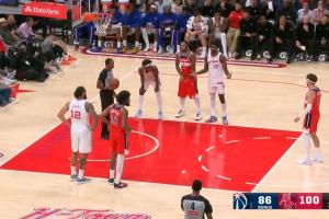 冲突原因？亚当斯罚球时怒斥伊森 伊森摊手 随后找亚当斯理论